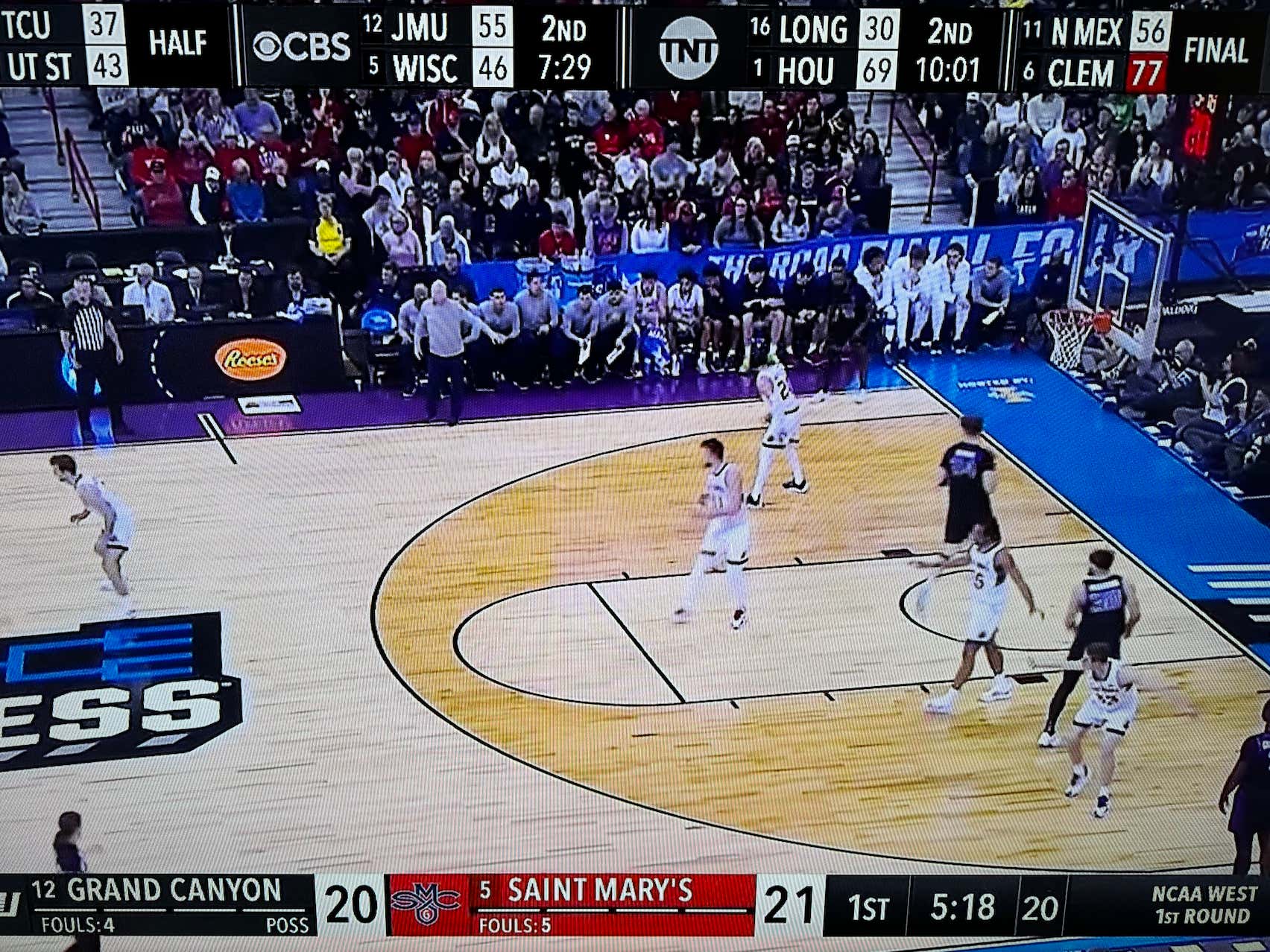 March Madness Needs To Do Away With Showing Scores At The Top Of The