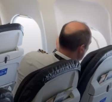 United Airlines Pilot Caught On Camera Replacing Plane's Window Moments Before The Flight Was Set To Take Off