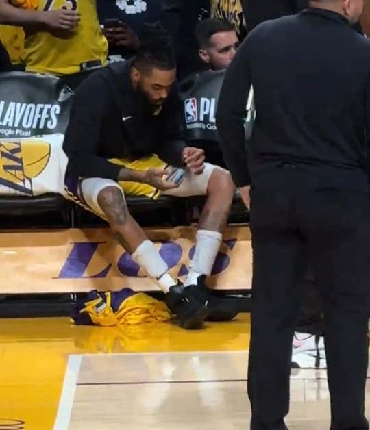 D'Angelo Russell Stunk Up The Joint In A Brutal Lakers Loss And Then Promptly Pulled Out His Cell Phone From The Bench