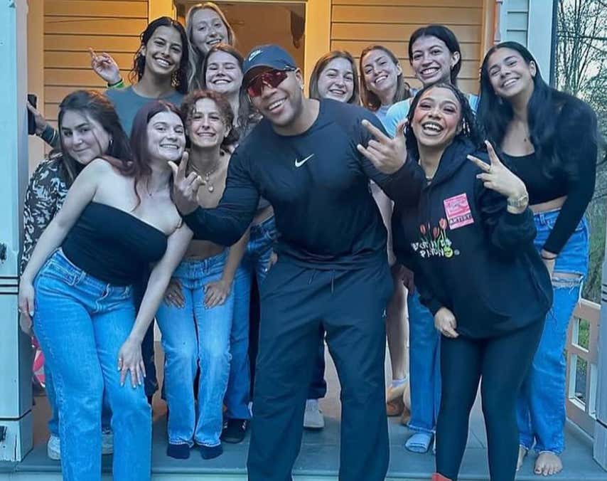 Flo Rida Shows Up To UMass Chick's House After Girl Shoots Her Shot Inviting Him To Pregame Ahead Of Concert