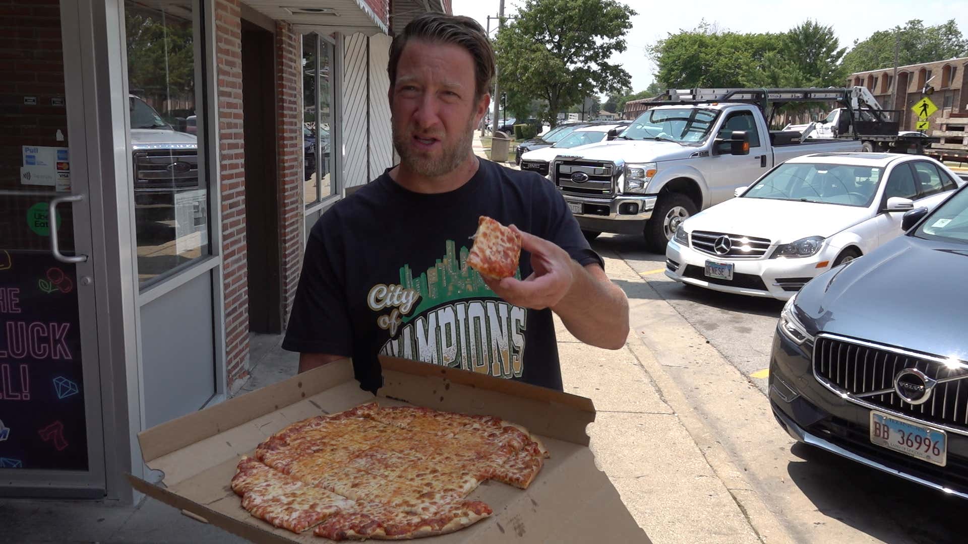 Barstool Pizza Review - Q's Restaurant & Pizzeria (Hillside, IL)