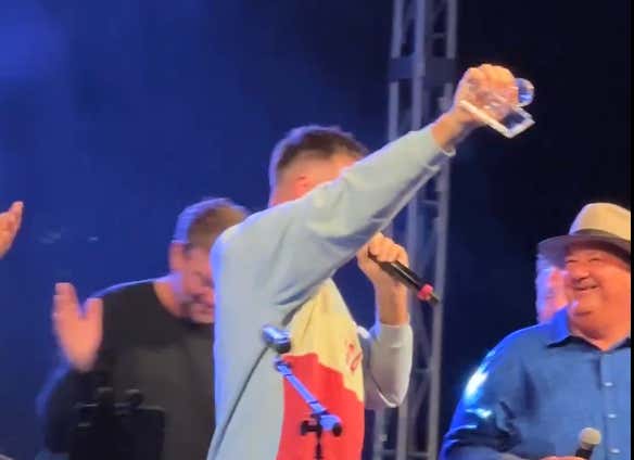 "Taylor, This Is For You!" - Travis Kelce Thanks Taylor Swift After Receiving Highly Prestigious Singing Award
