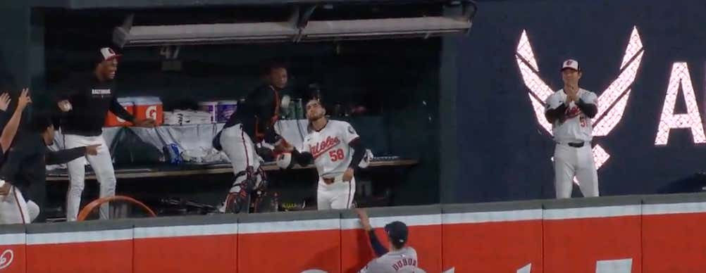 You'll Never See Anyone Better At Catching Home Runs In Their Hat While In The Bullpen Than Cionel Pérez