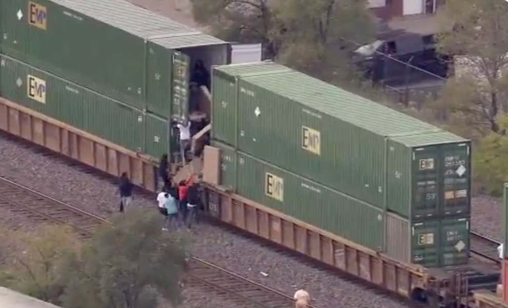 Train Heists Are BACK! Chicago Trains Got Looted In Austin Yesterday Afternoon