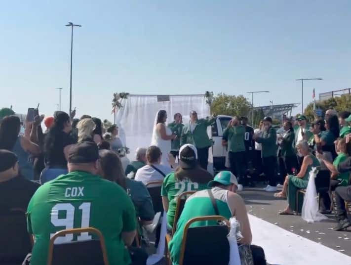 Love Always Wins A Beautiful Philly Fan Couple Get Married At Eagles
