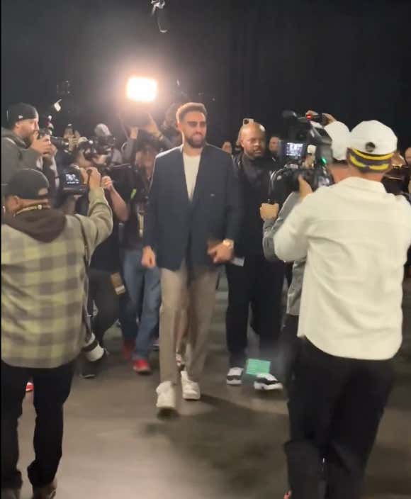 Around 400 Warriors Employees Gave Klay Thompson A Heroes Welcome In His Return To Golden State