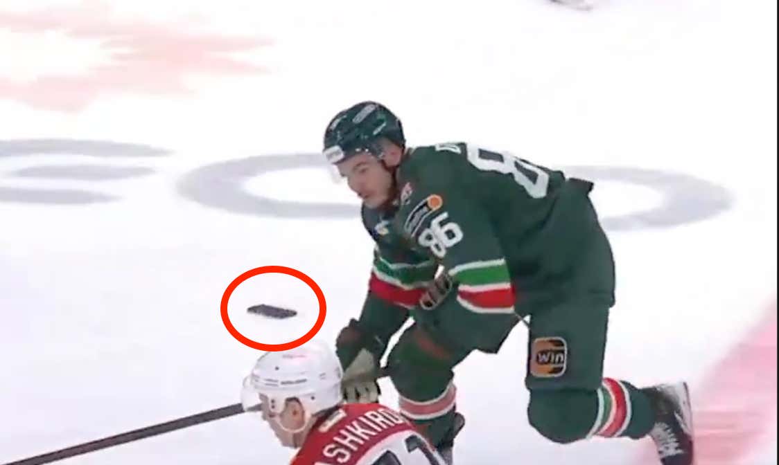 iPad Kids Can't Even Play A Hockey Game Without Their Phones Falling Out Of Their Pocket