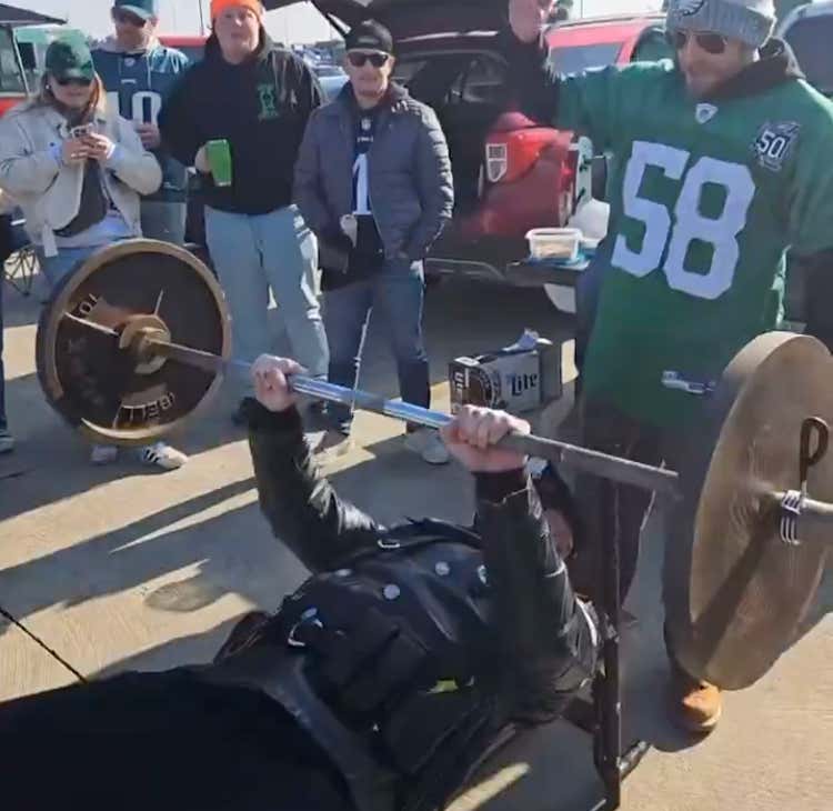 Pray For Green Bay: Even Philly Cops Are Out At The Eagles Tailgate Putting Up Some Reps On The Bench Press