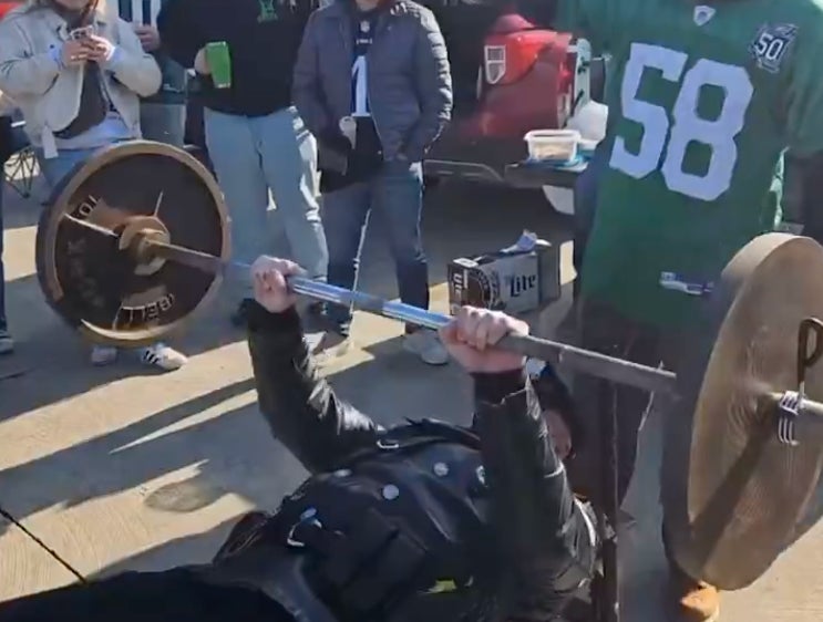 Pray For Green Bay: Even Philly Cops Are Out At The Eagles Tailgate Putting Up Some Reps On The Bench Press