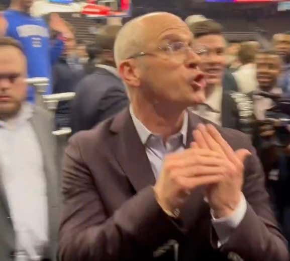 "TWO RINGS! TWO RINGS!" - We Got Our Latest Dose Of Dan Hurley Dunking On Another Group Of Fans