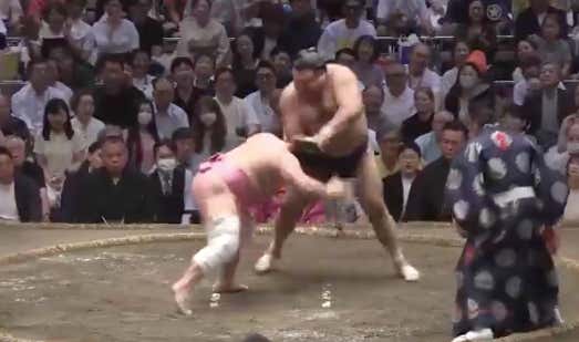 The Eagles Need To Make This Sumo Wrestler Their Next Project At Offensive Line After Watching This Takedown