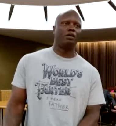 A Guy Wearing A "World's Best Farter" Shirt To Court For A Felony Charge Is So Ridiculous You Almost Have To Respect It