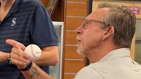 Good Guy Randy Johnson Explains to Autograph Sellers Why He Rarely Signs Jerseys