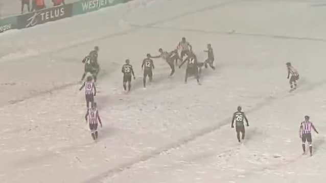 注目：チャンピオンシップに勝つための、吹雪の真ん中での自転車キックは、サッカー史上最もクールなゴールの 1 つ