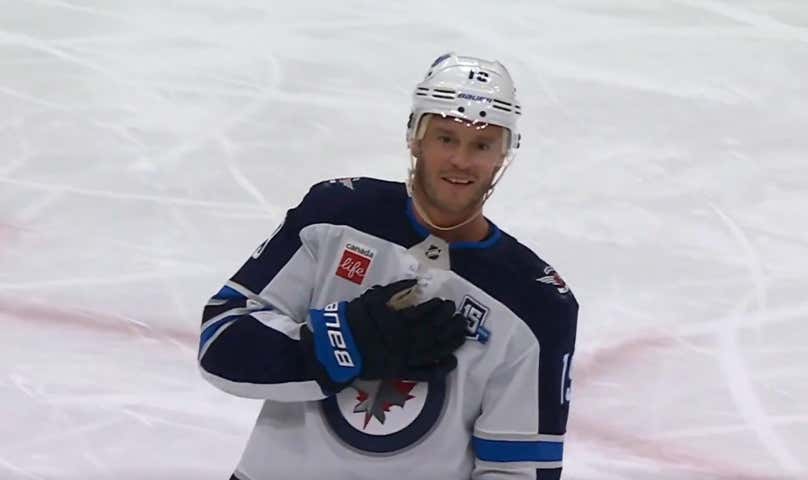 Jonathan Toews Just Got The Most Deserved 5 Minute Standing Ovation At The United Center And It Was Chills For Everyone