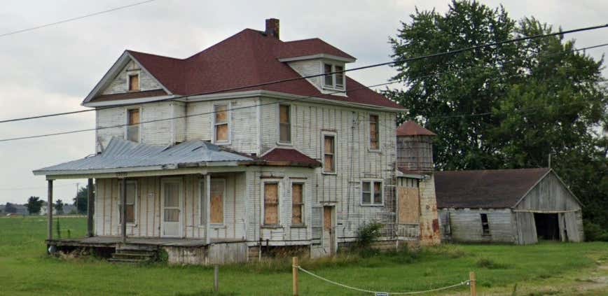 Creepy Abandoned Home in Plainfield, Illinois Sent Community Into a Frenzy After Lights Flashing "S.O.S" Made Them Think Somebody Was Locked in The Basement