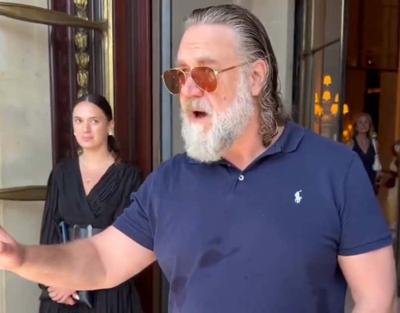 Russell Crowe Had A Vintage Moment With An Aggressive Crowd Of Autograph Seekers