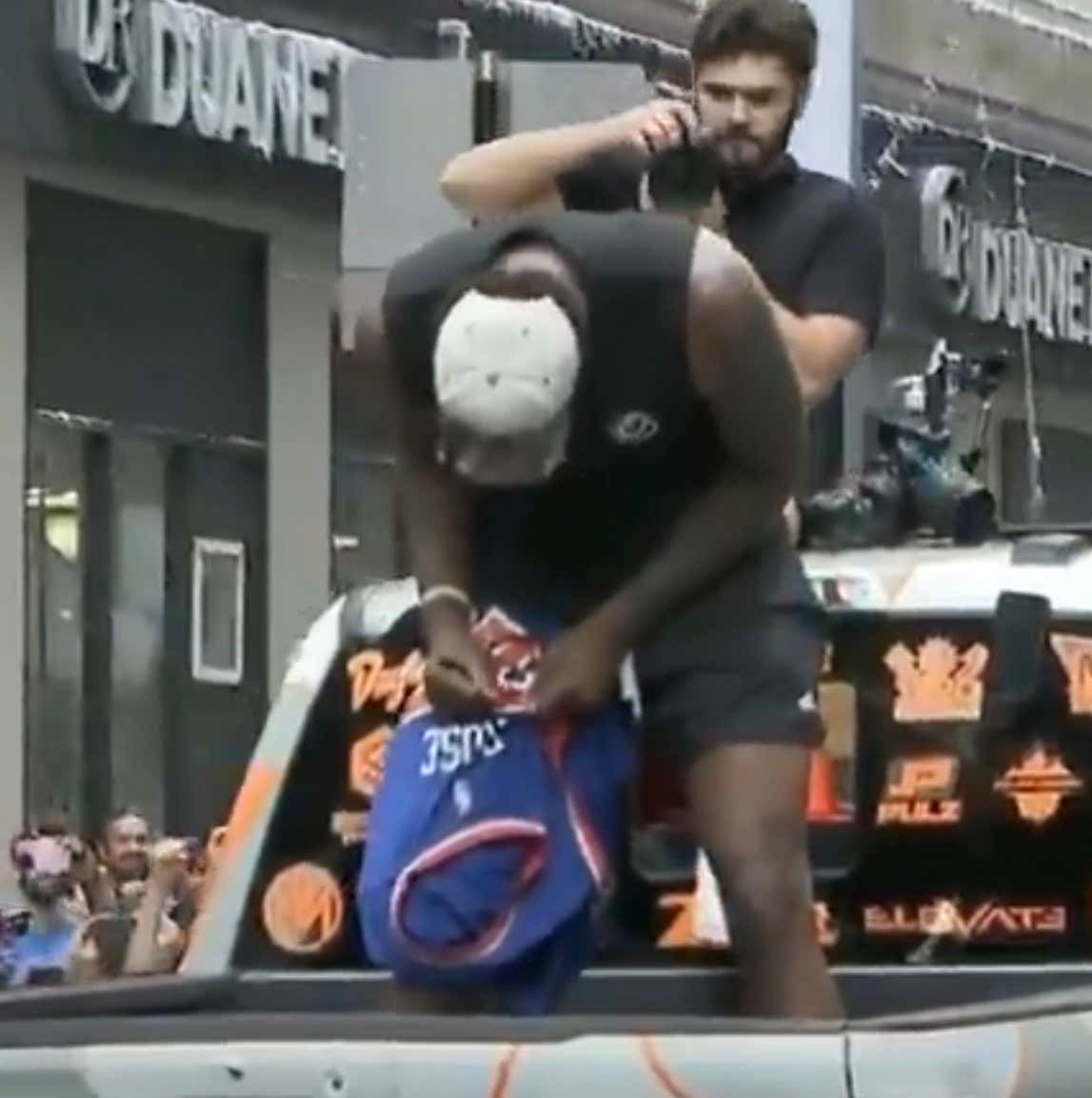Man Of The People! Mitchell Robinson Is Signing Autographs From The Back Of His Truck