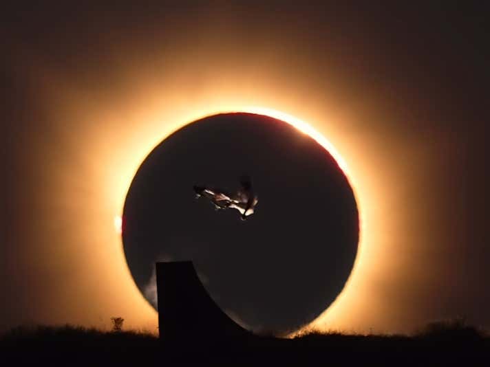 They Need To Release A New Tony Hawk's Pro Skater Game Just To Use This Photo Of Spanish Skateboarder During The Solar Eclipse On The Cover