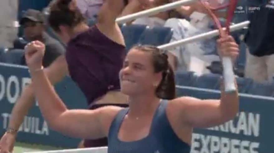 Lois Boisson Destroyed Her Racquet In The Background Of Emma Navarro Celebrating Her US Open Round 1 Win In An All-Time Camera Angle