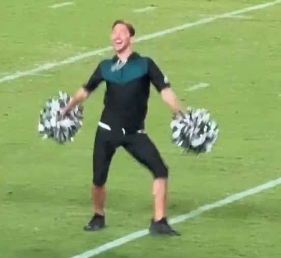 This Eagles Male Cheerleader Is An Absolute Beast