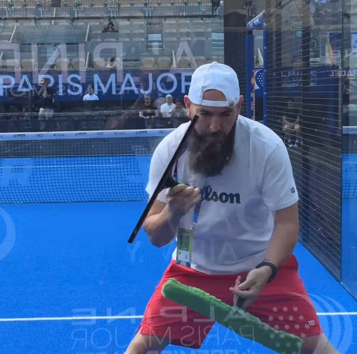 This Dude Rocks: Nobody, And I Mean Nobody, Is Better At Their Job Than This Fella Who Cleans The Glass For Pro Padel Matches