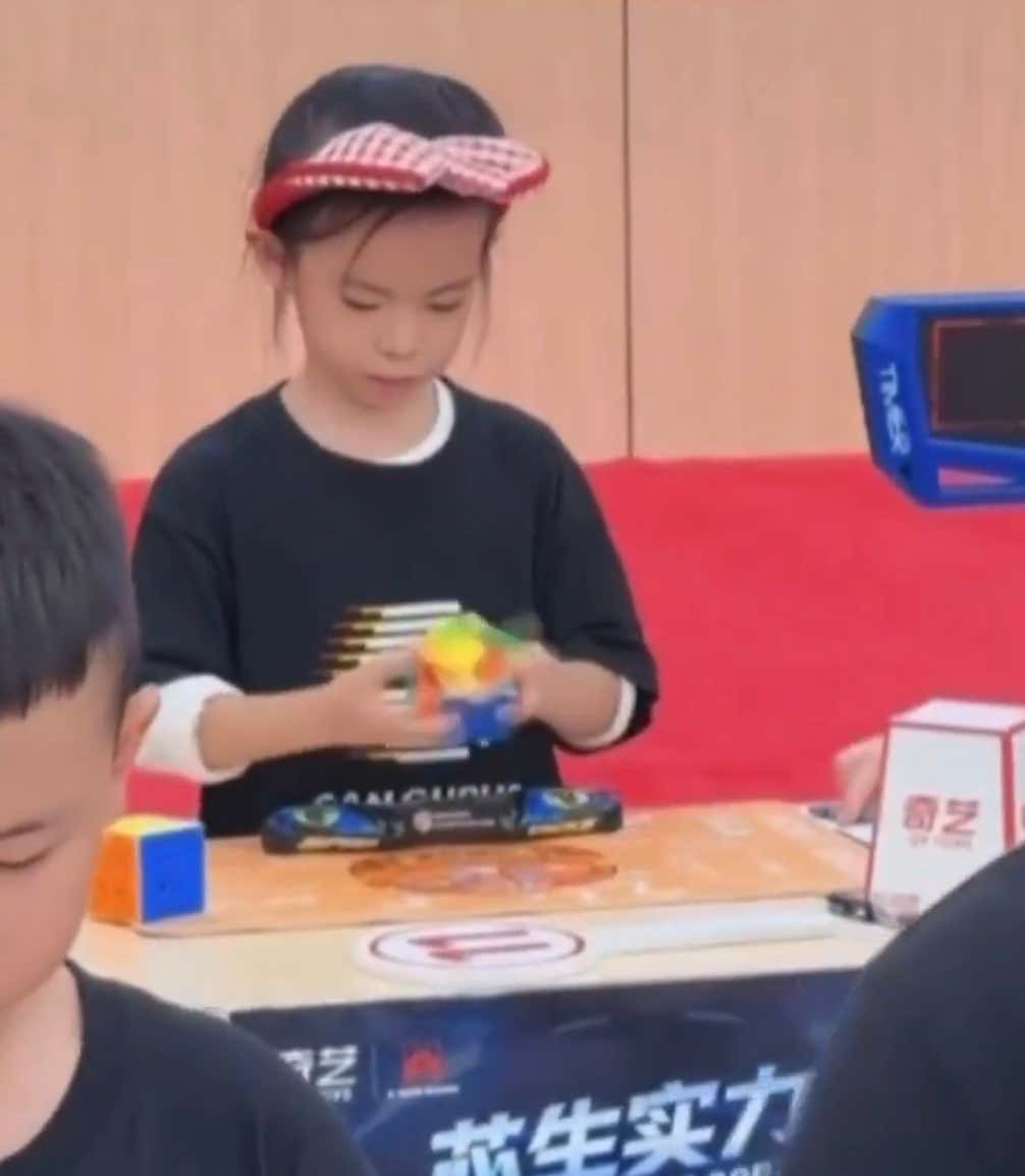 Women's Rubik's Cube World Record Has Been Broken By 6-Year Old Chinese Girl (Twice in 3 Days)