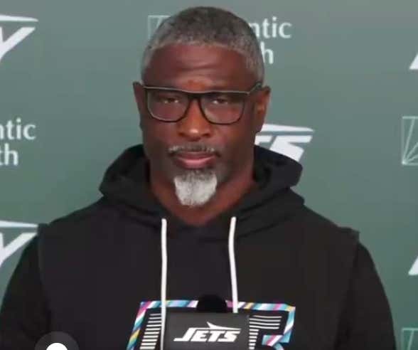 Perfectly Jets: Aaron Glenn's Press Conference Feed Cut To Black When He Was Asked About His Dumb Halftime Interview From Yesterday