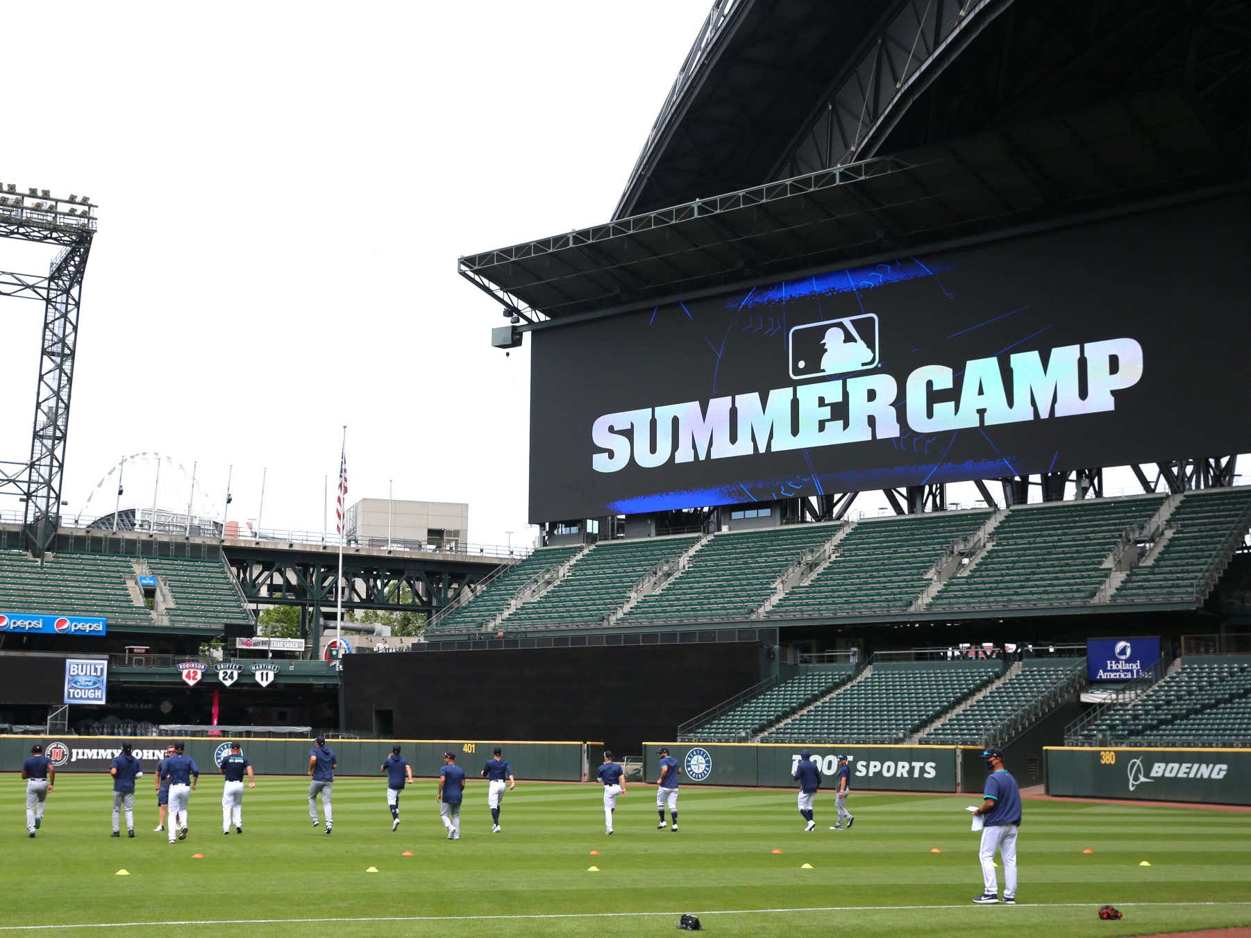 Seattle Mariners Announcers' Attempt to Discuss Peanut Vendor Goes