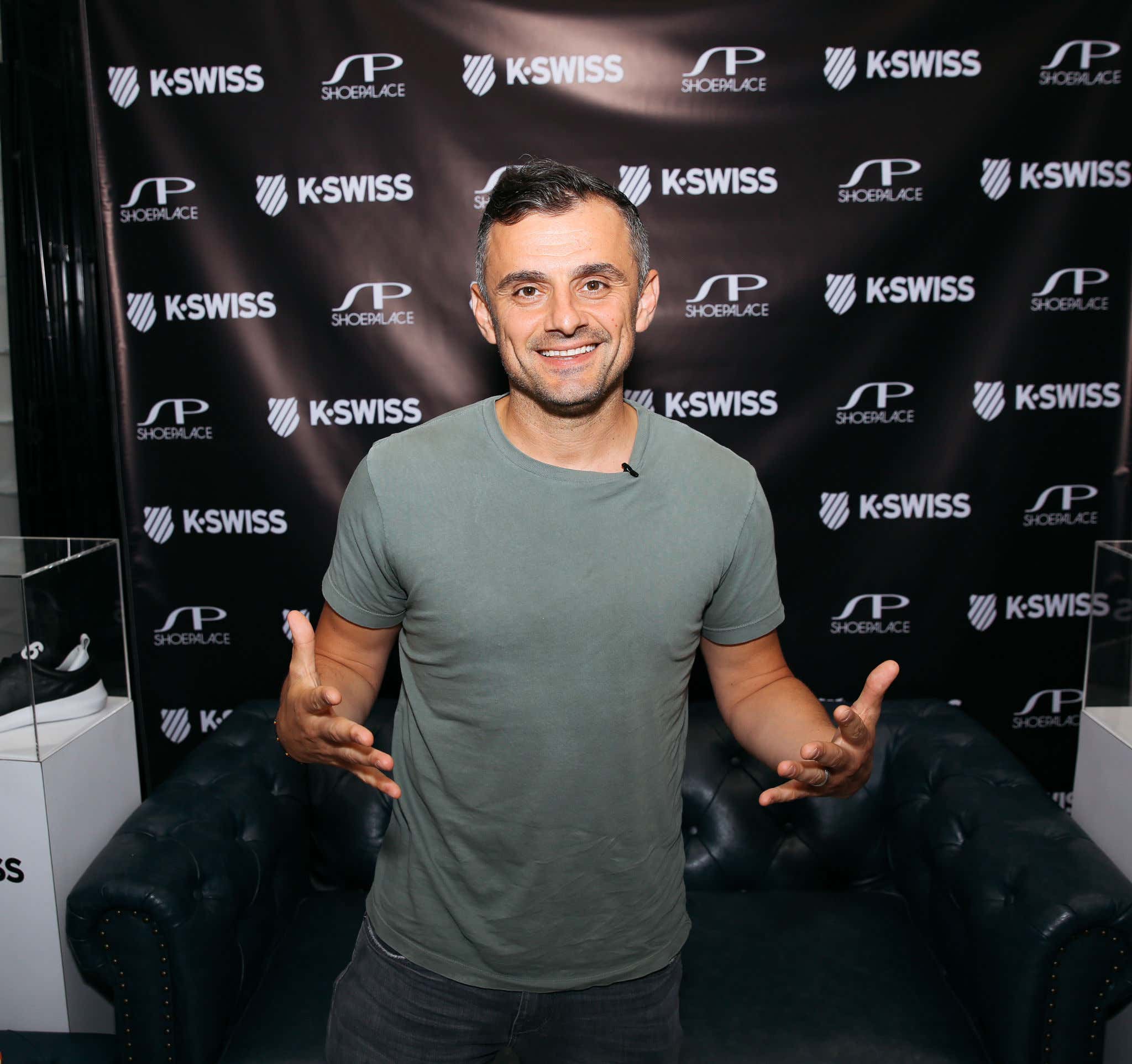 Gary Vee Screaming At A Fan "Sit The Fuck Down Or I Will Fuck You Up" During A Jets Game Is Why He Would Be The Perfect Team Owner