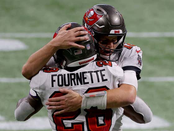Bucs Don't Show Much Brotherly Love To Hapless Birds While Philly Fan Struggles With Basic Math