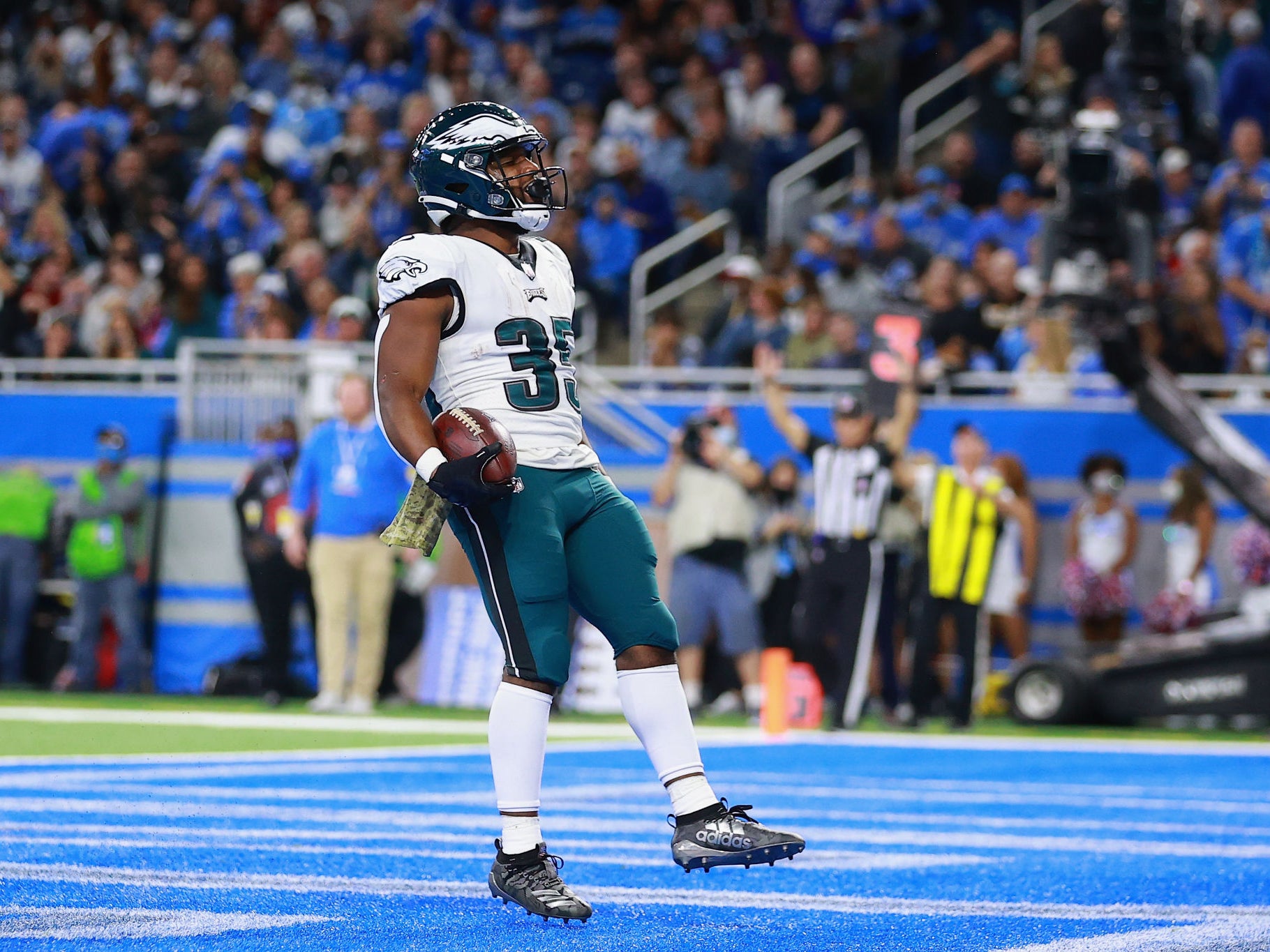 Eagles RB Boston Scott Officially Becomes The First Dual-Sport Athlete That's Signed To A Traditional Sports Team And An Esports Team. What A World.