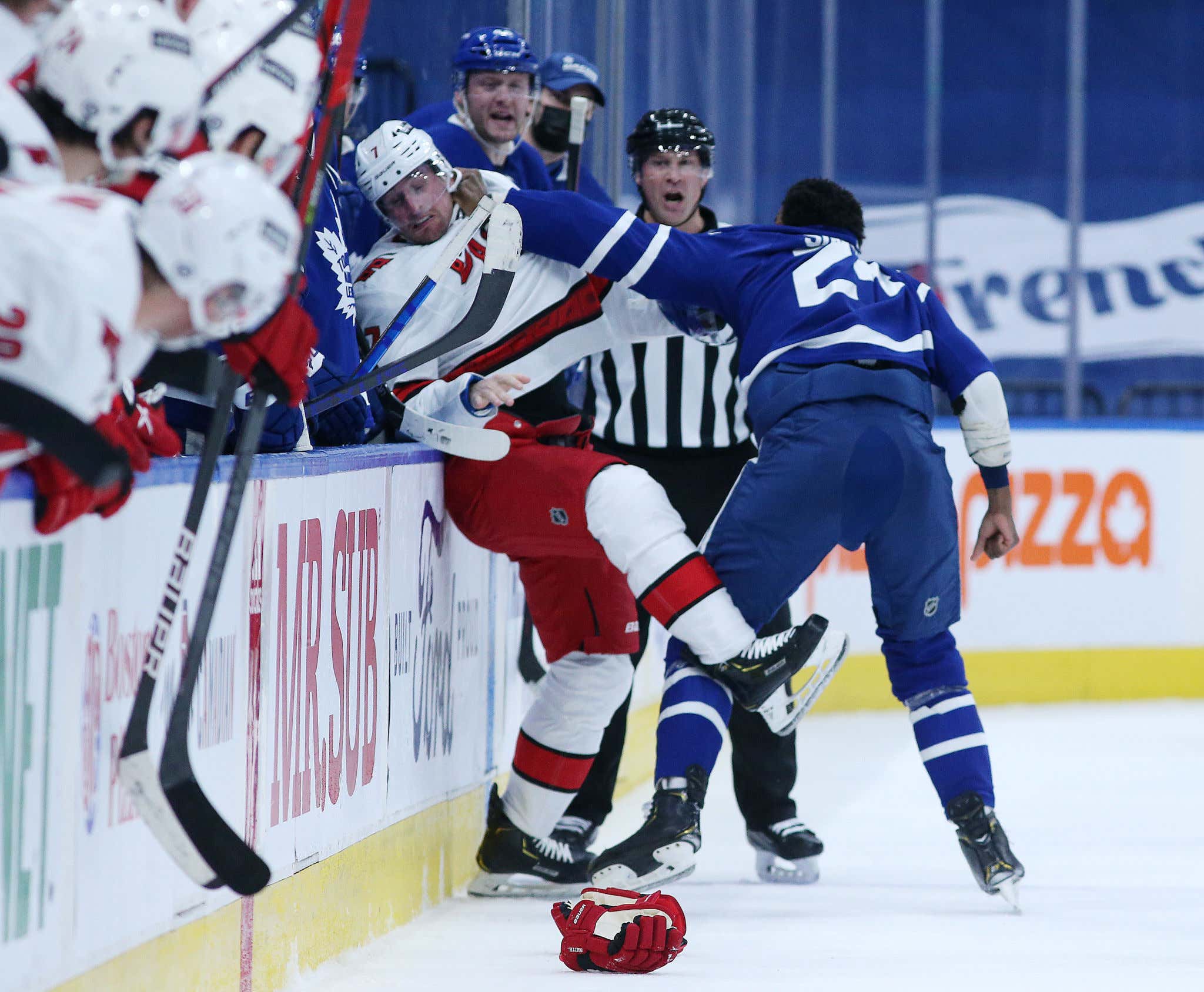 Somehow People Are Still Finding Out The Hard Way That You Don't Want To Fight Wayne Simmonds