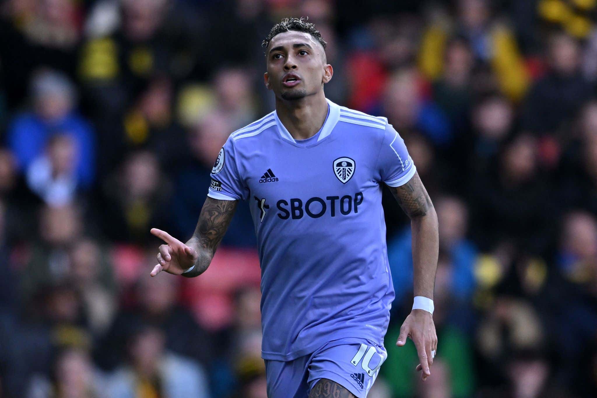 This "Cheeseburger" Being Sold To Fans At Leeds United Games Not Only Deserves 0 Balls, But Multiple Years In Jail