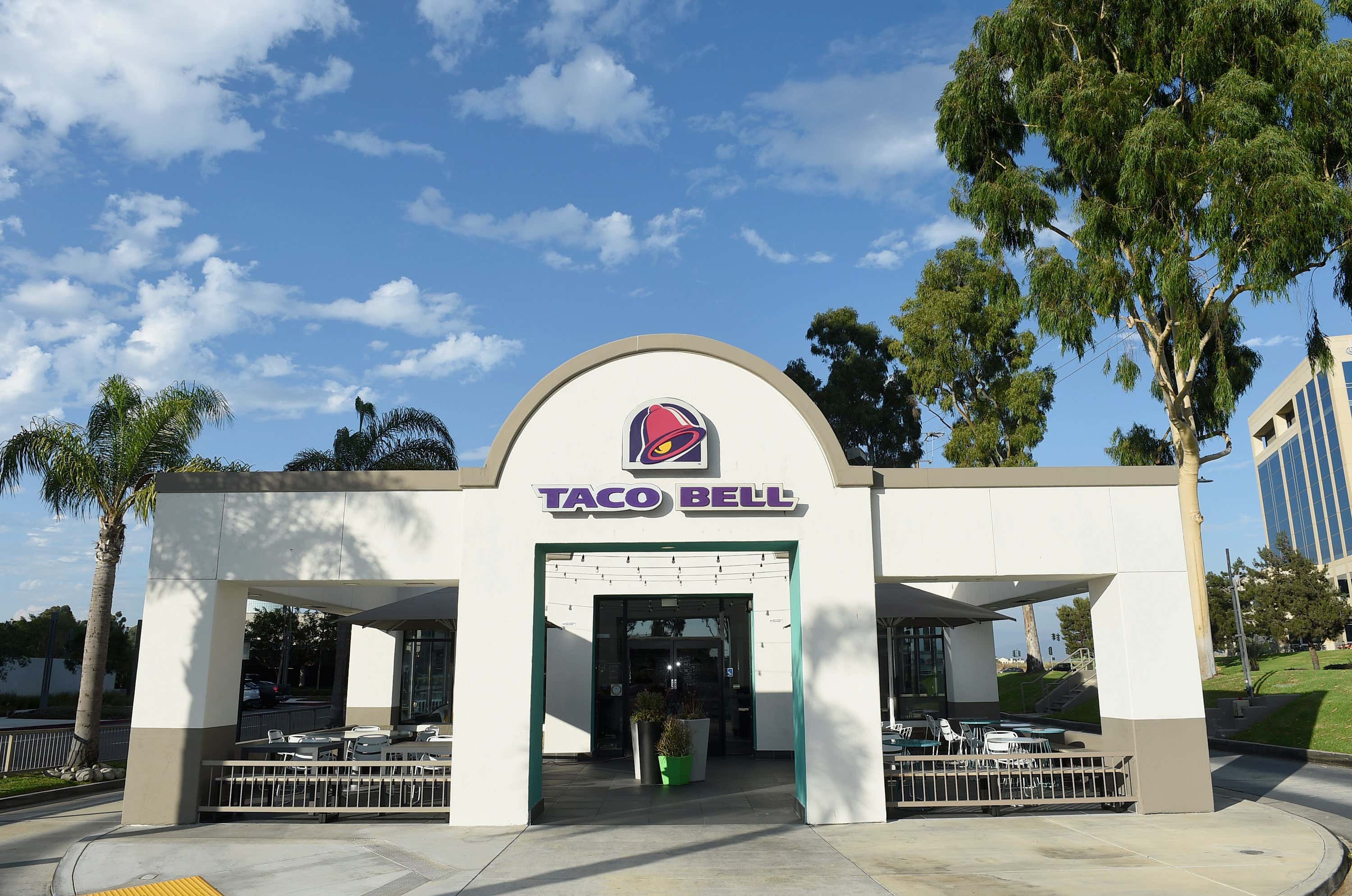 Taco Bell Employee Dumps a Pot of Boiling Water on Customer