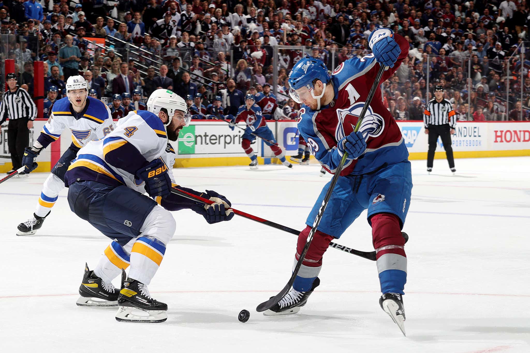 Nathan MacKinnon's hat trick lifts Avs to Central title