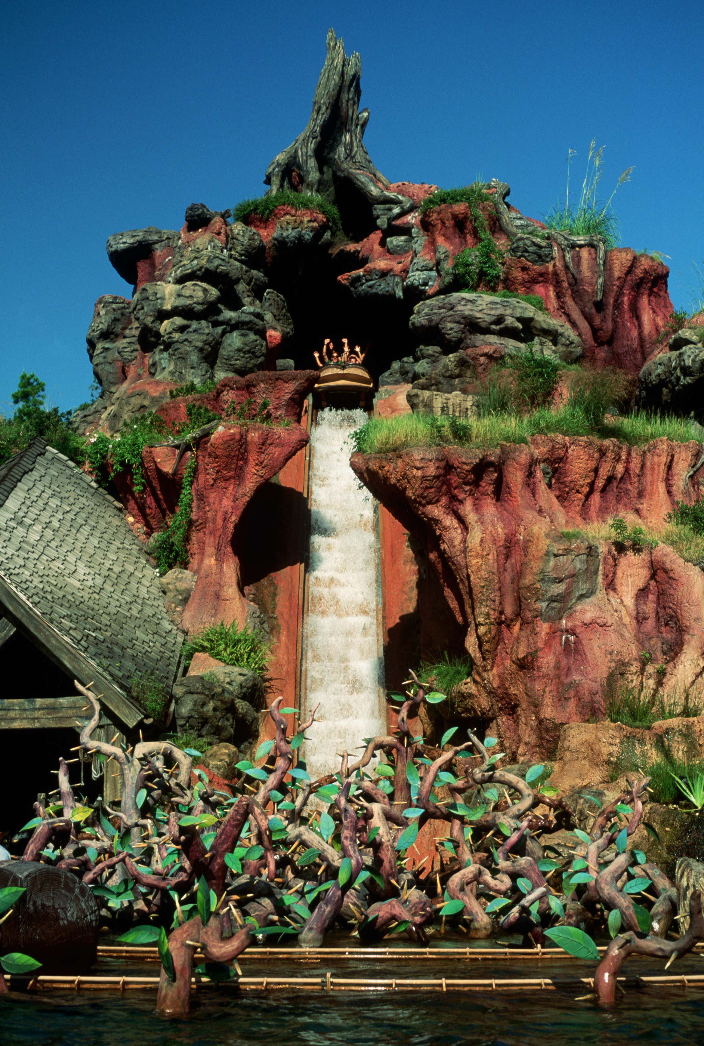 End Of An Era: Disney's Splash Mountain Closes Today After 30 Years And Fans Are Waiting In Line For More Than Three Hours For One Final Ride