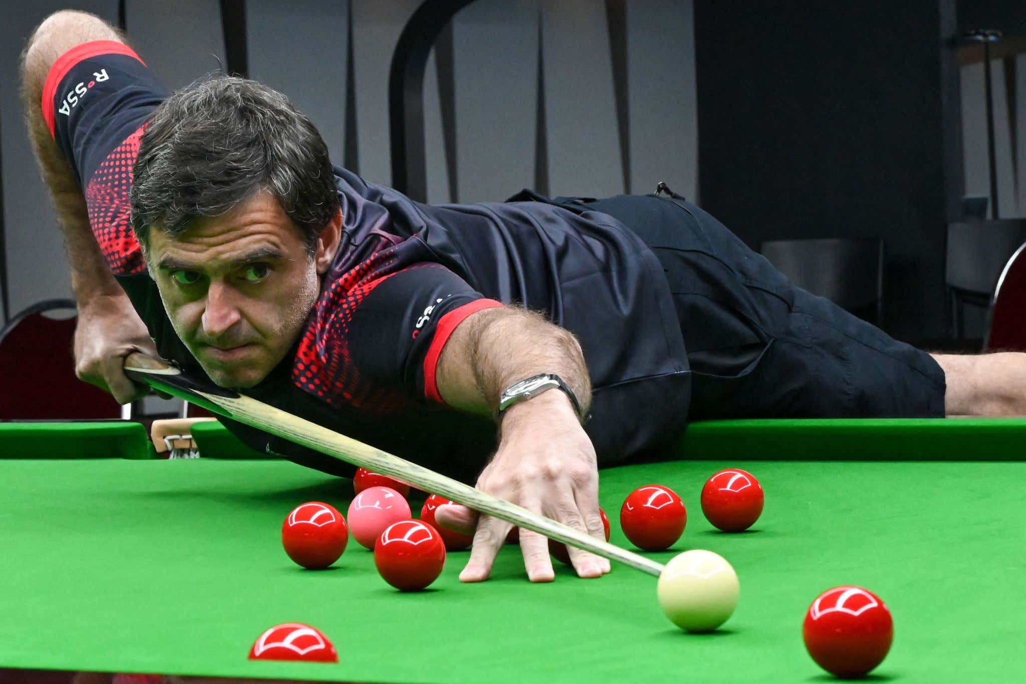 Snooker Legend Ronnie O'Sullivan With The Ultimate Trash Talk - Rips A Fart Right In Front Of The Ref Before Sinking A Shot