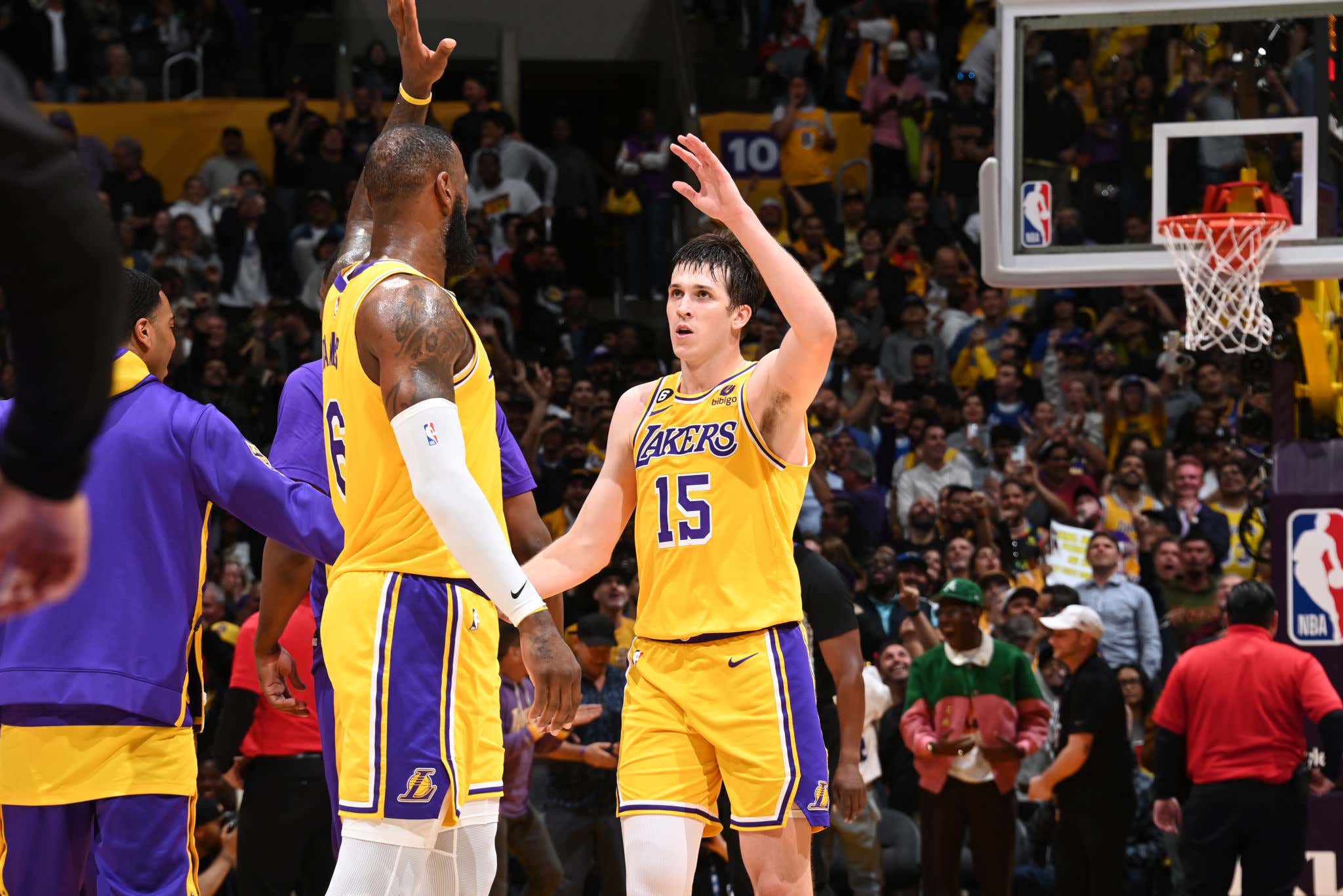 AUSTIN REAVES FROM HALFCOURT AT THE SECOND-QUARTER BUZZER!!