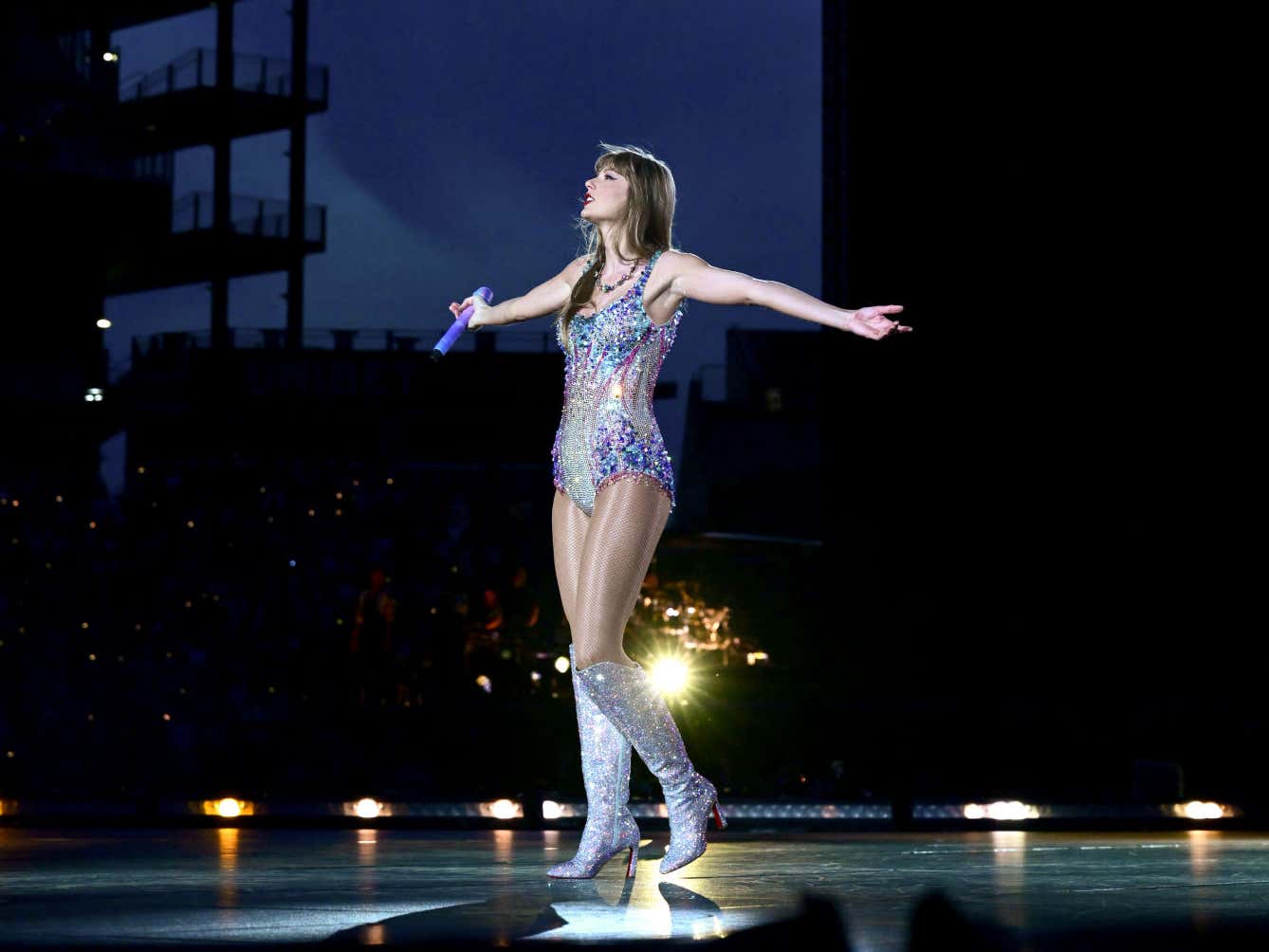 Swift dancing. Тейлор свифт танцует. taylor swift the eras tour.