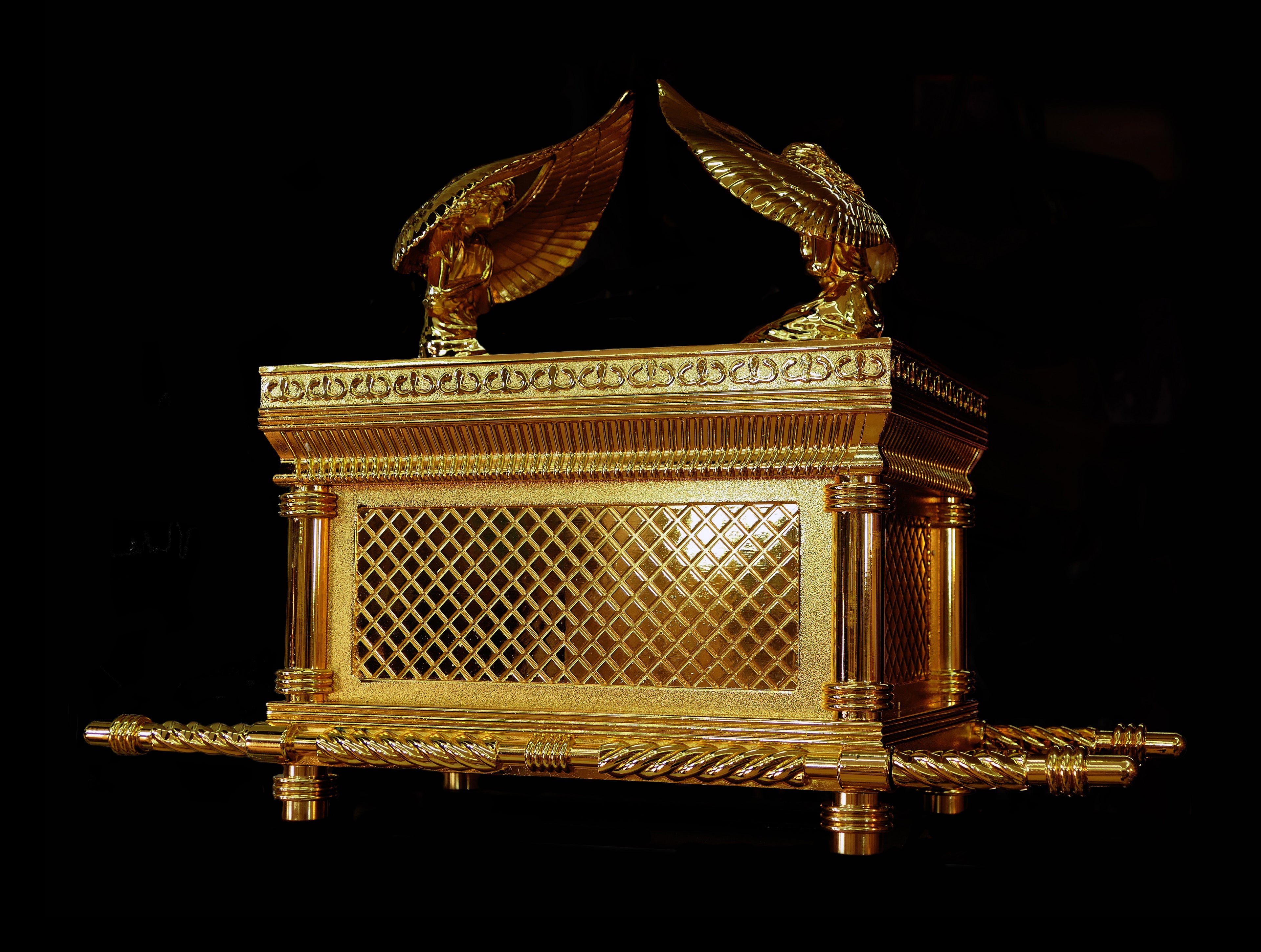 Ex-CIA Agent Says He Knows Where The Ark Of The Covenant Is Located Because The CIA Taught Him "Remote Viewing"