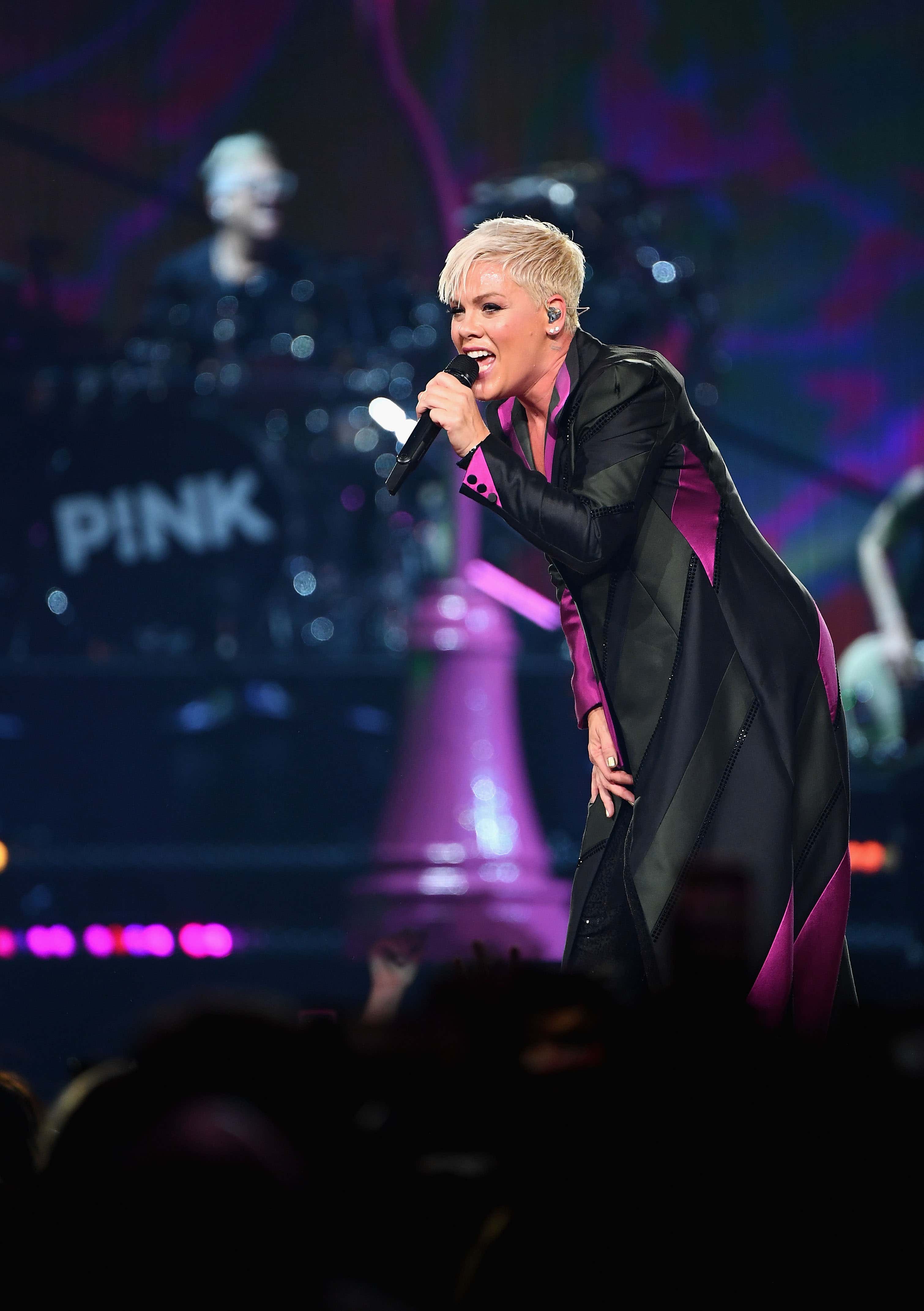 A Fan Threw Her Mom's Ashes On Stage While Pink Was Performing