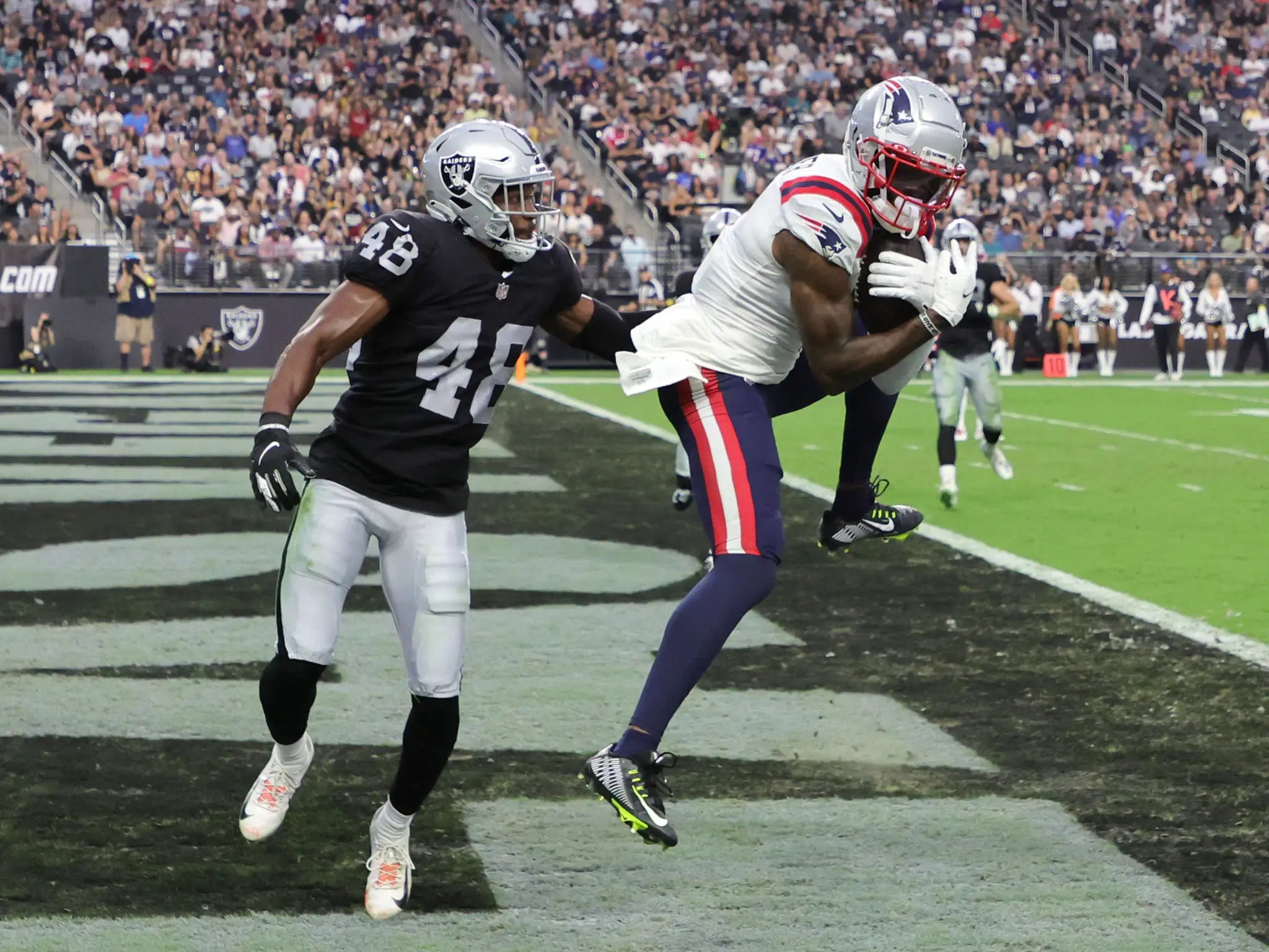 Having Extended DeVante Parker, Belichick Continues to Go After DeAndre Hopkins in His Relentless Pursuit of WR Excellence