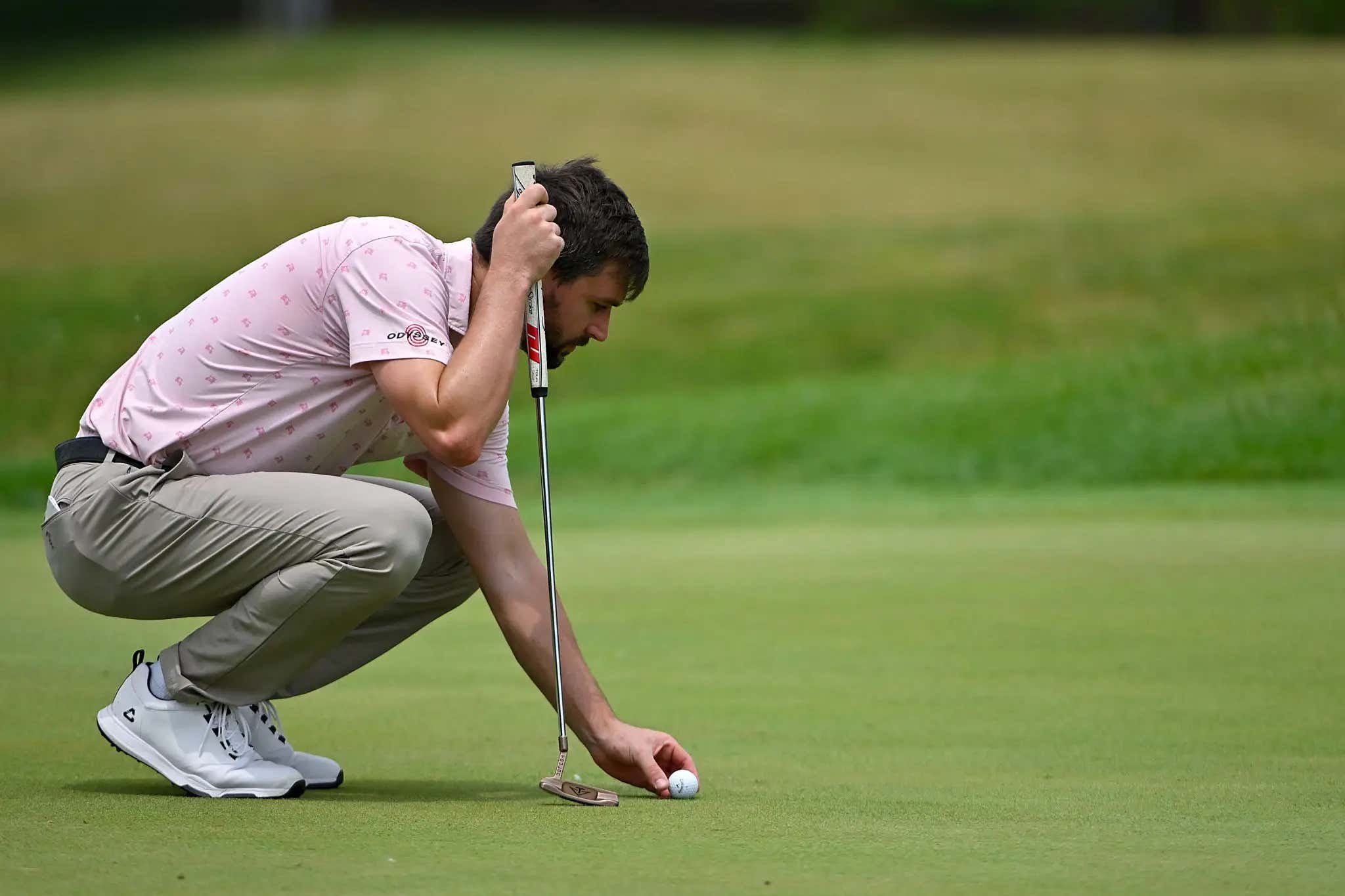 Ollie Schniederjans Is A Madman Who Commands Respect For Putting One-Handed In A Professional Golf Tournament