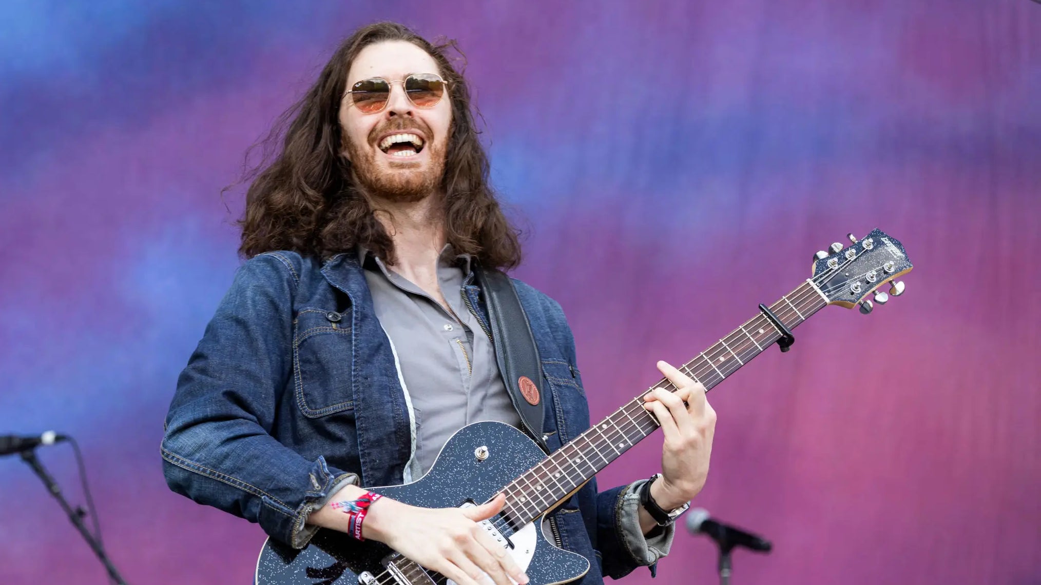 Hozier Says His Friends Send Him Fake News Headlines to Keep Him Humble