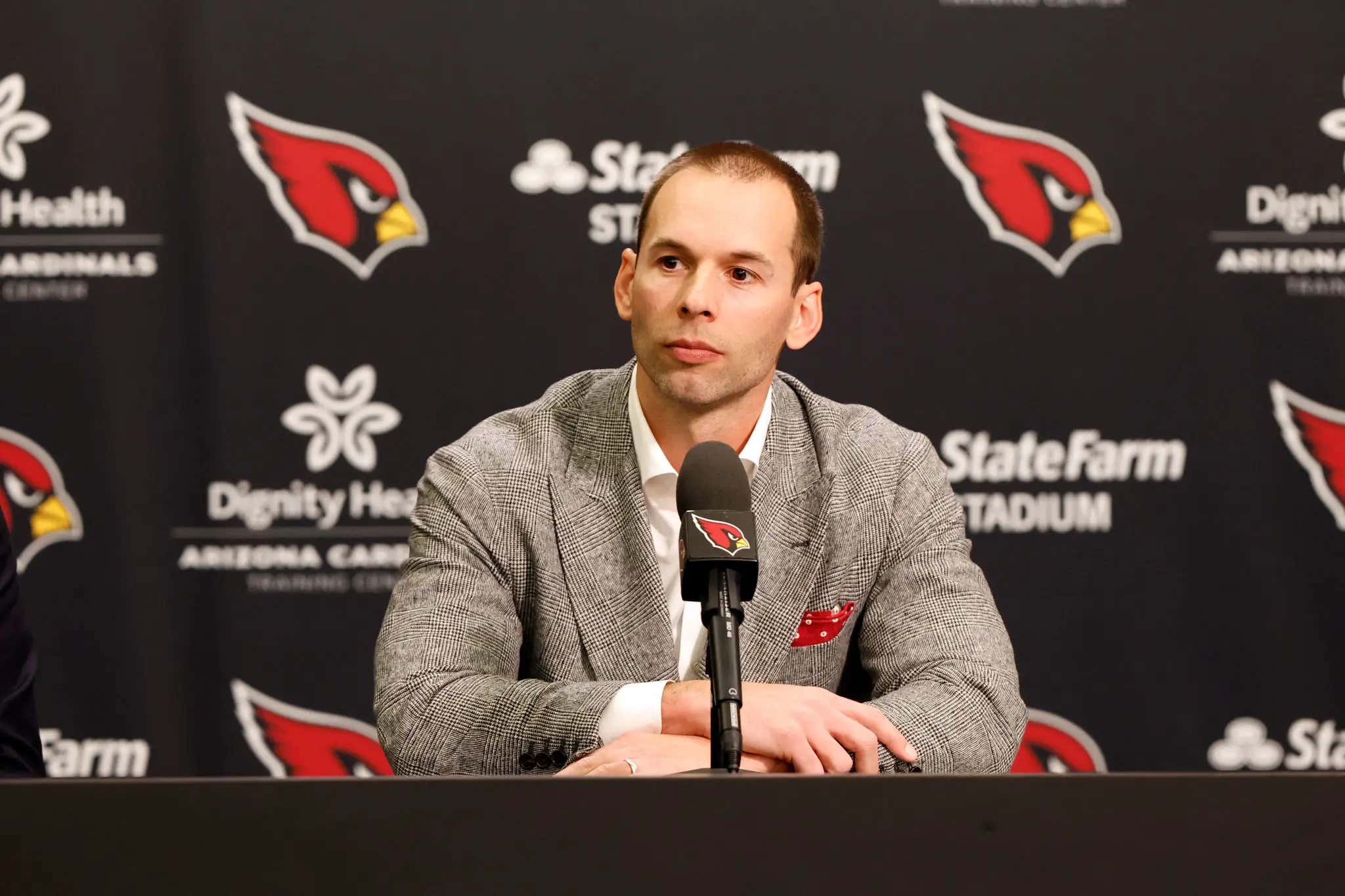 Jonathan Gannon Forgets The Cardinals Are Complete Dogshit, Won't Name A Starting QB To Keep A 'Competitive Advantage'