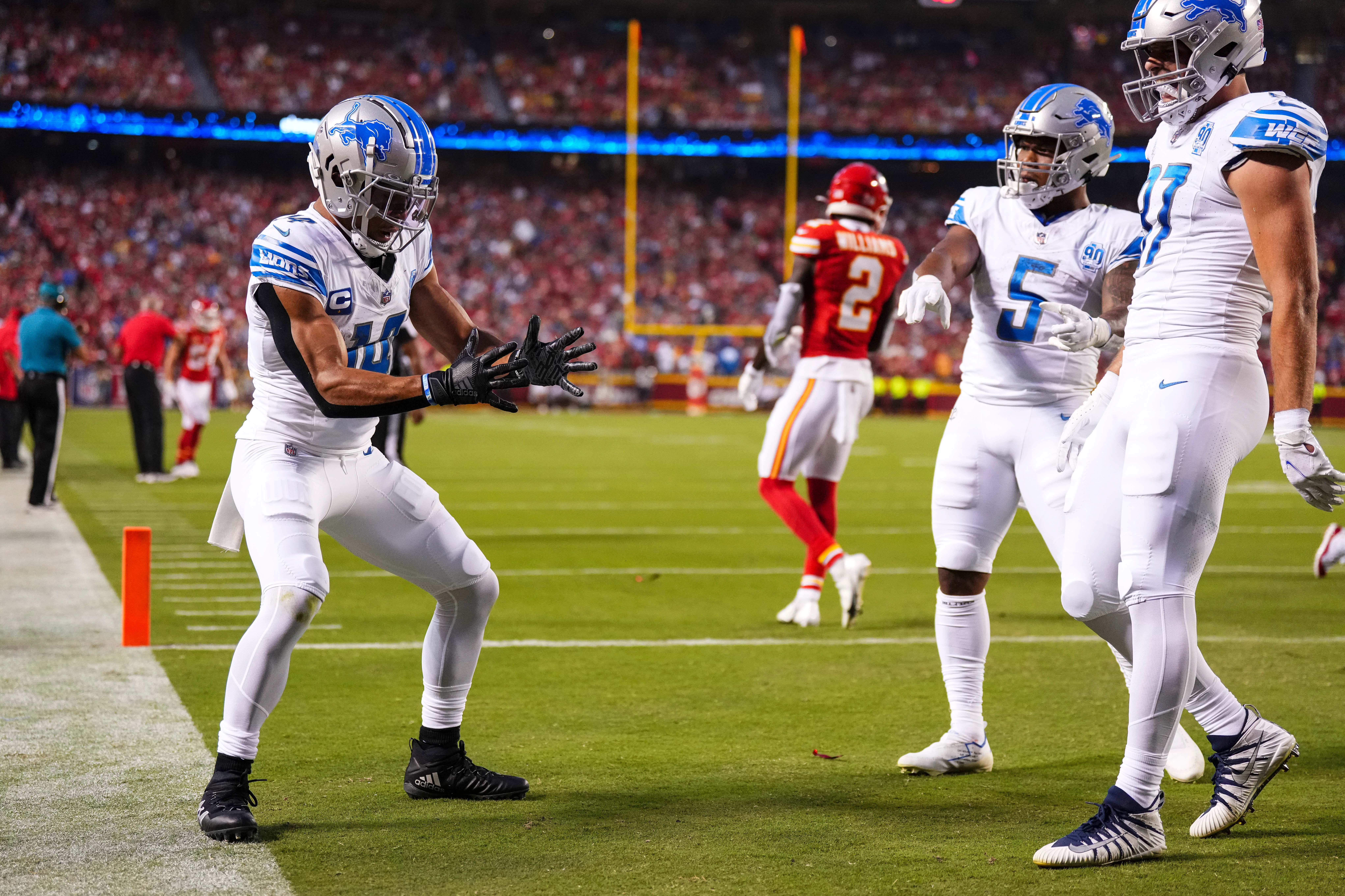 'One More Pump And We're Gonna Throw A Flag' - A Ref Reporteldy Warned The Lions Coaches About Amon-Ra St. Brown Aggressively Fucking The Air