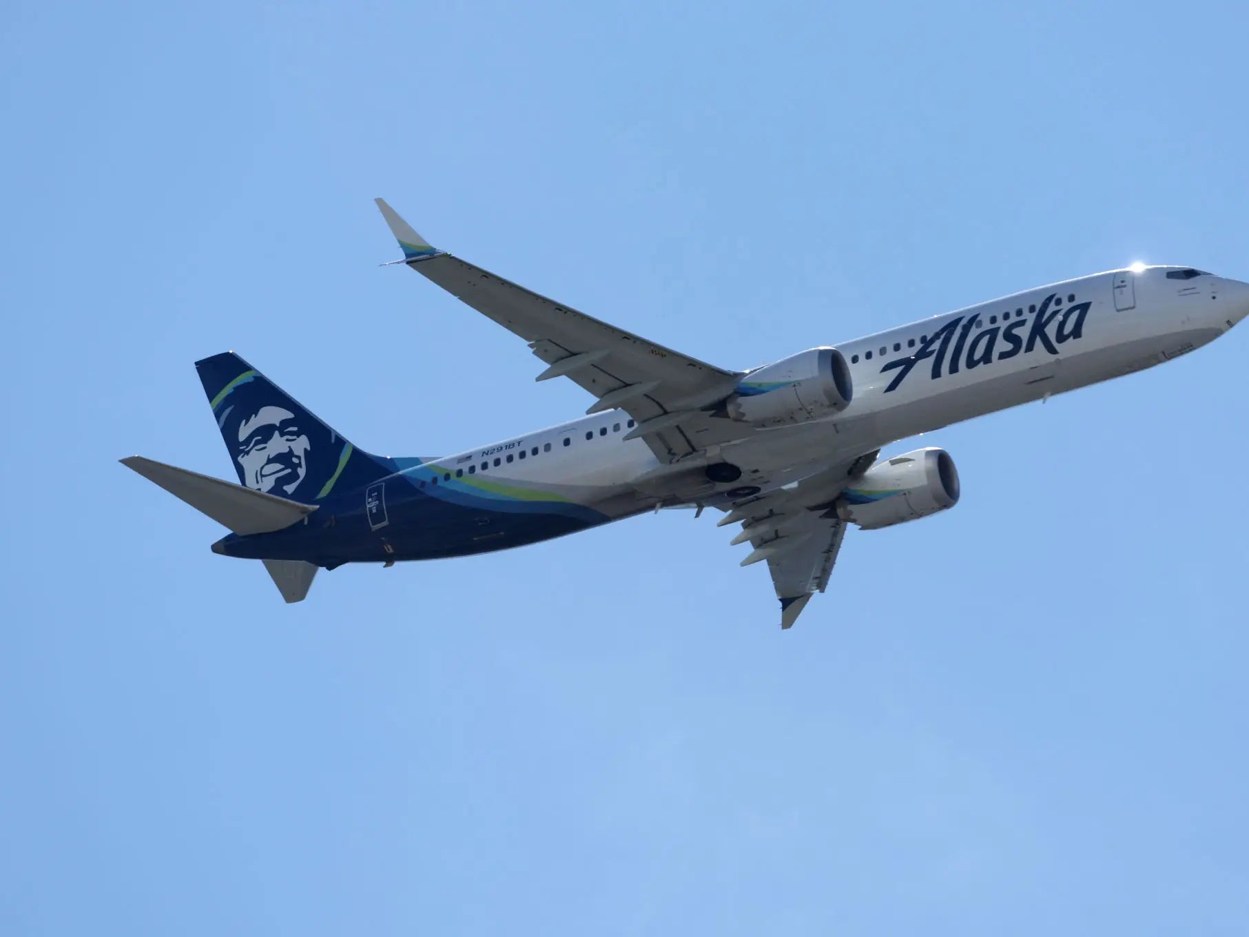 An Off-Duty Alaska Airlines Pilot Was Flying In The Jump Seat Yesterday And Attempted To Shut Down The Jet’s Engines Mid-Flight - Now Being Charged With 83 Counts Of Attempted Murder