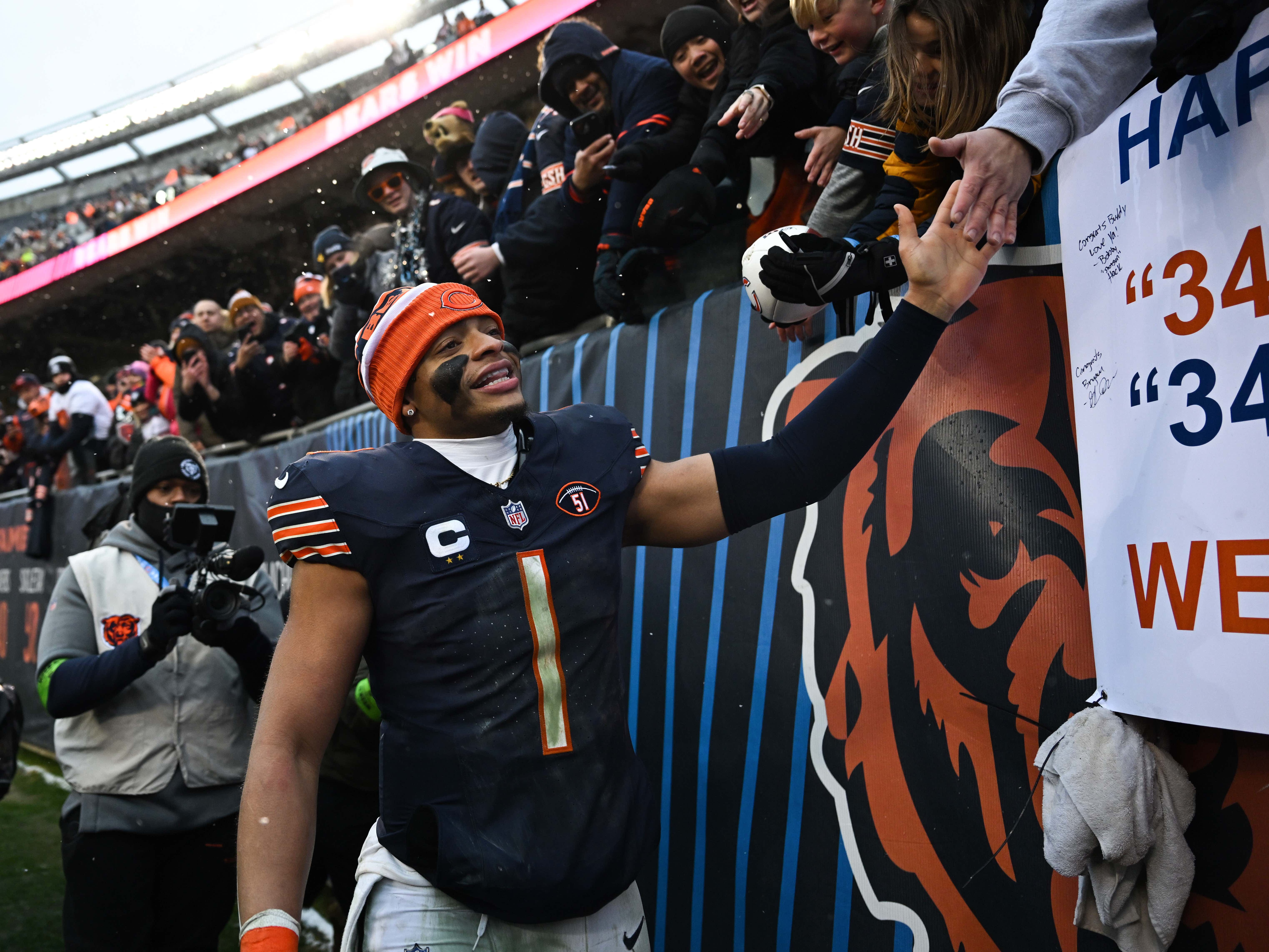 The Bears Would Be So Stupid If They Stick With Justin Fields Moving