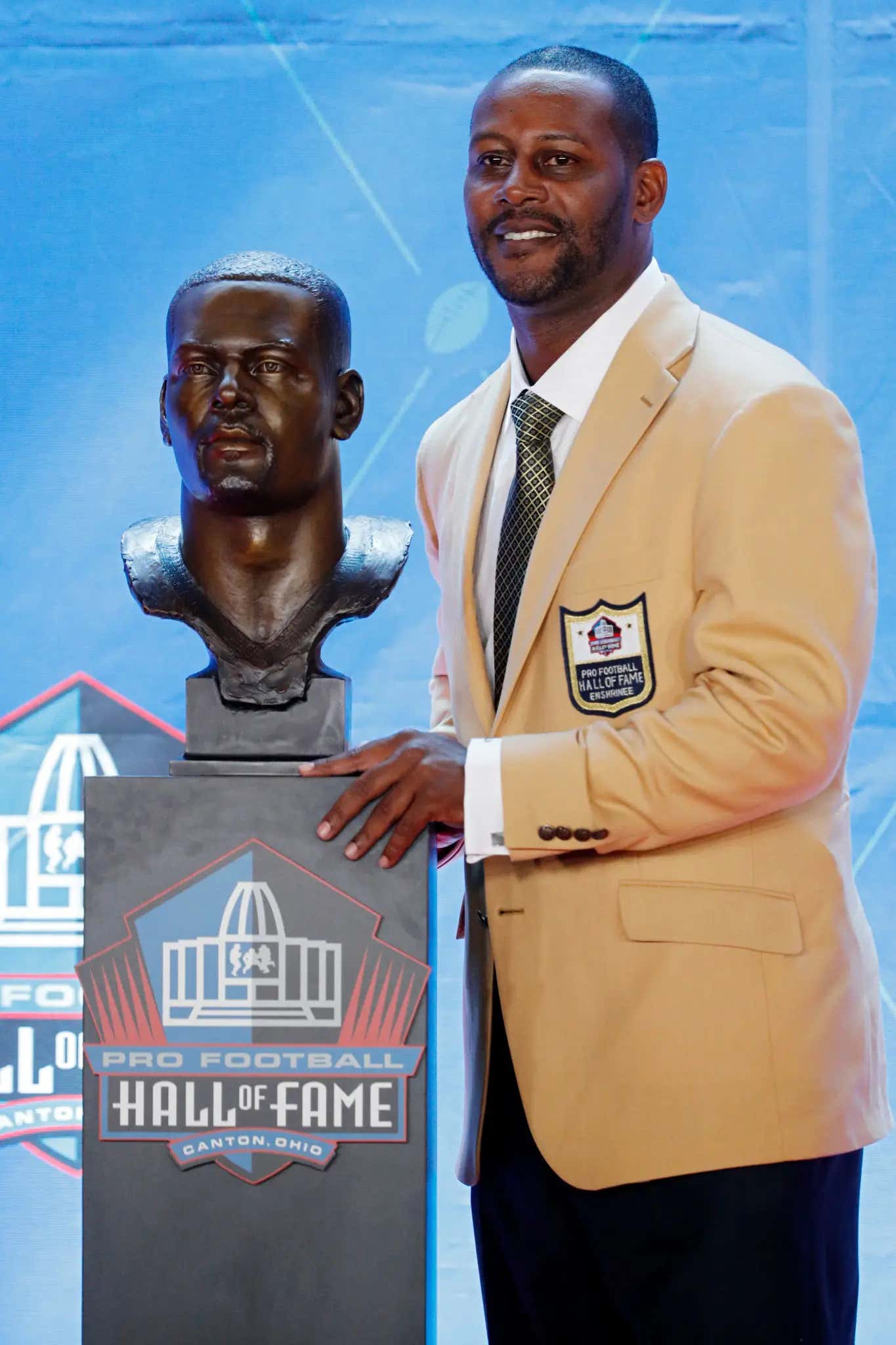 Ty Law Says Mike Vrabel Used to Pass Around a Flask of Whiskey on the Way to Patriots Practices. That Tracks.